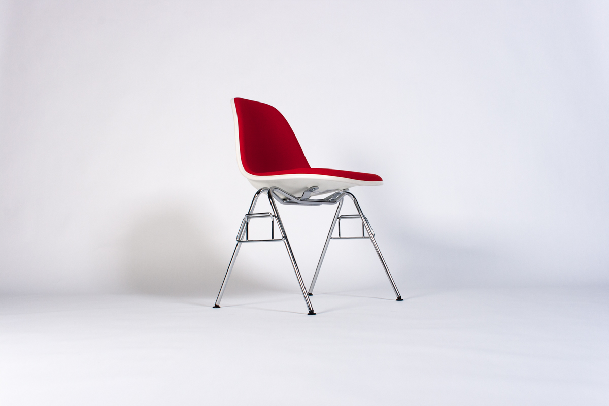 Chairs: Eames Plastic Side Chair DSS (stock:50)